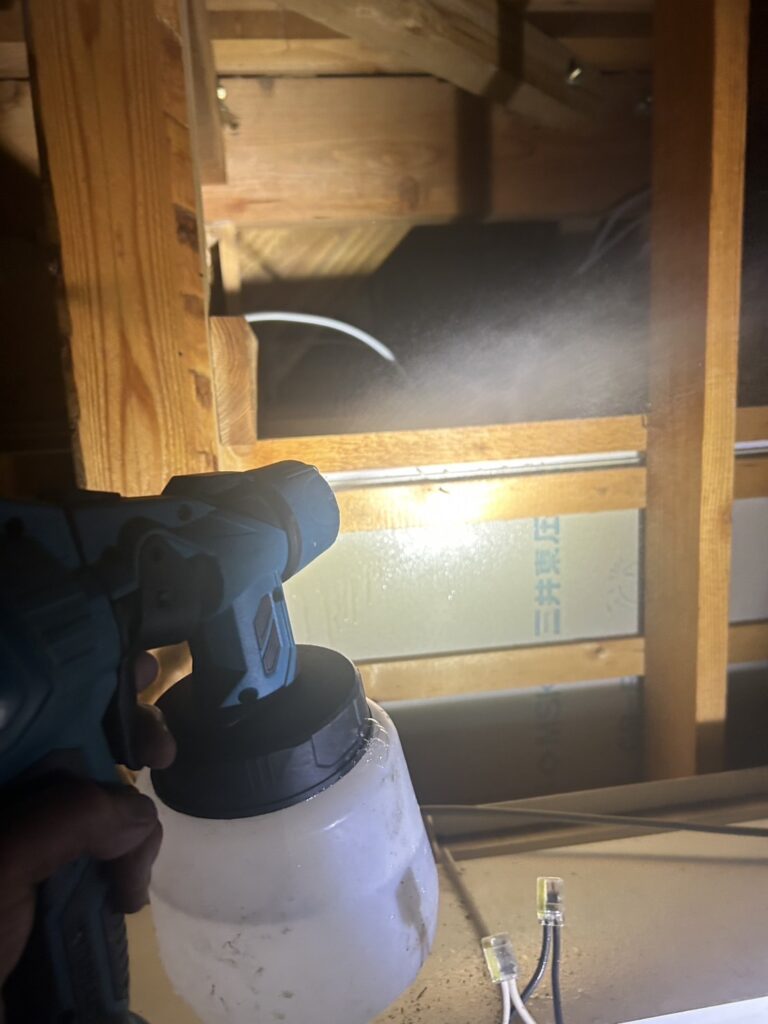 コウモリ侵入後の屋根裏を消毒する作業