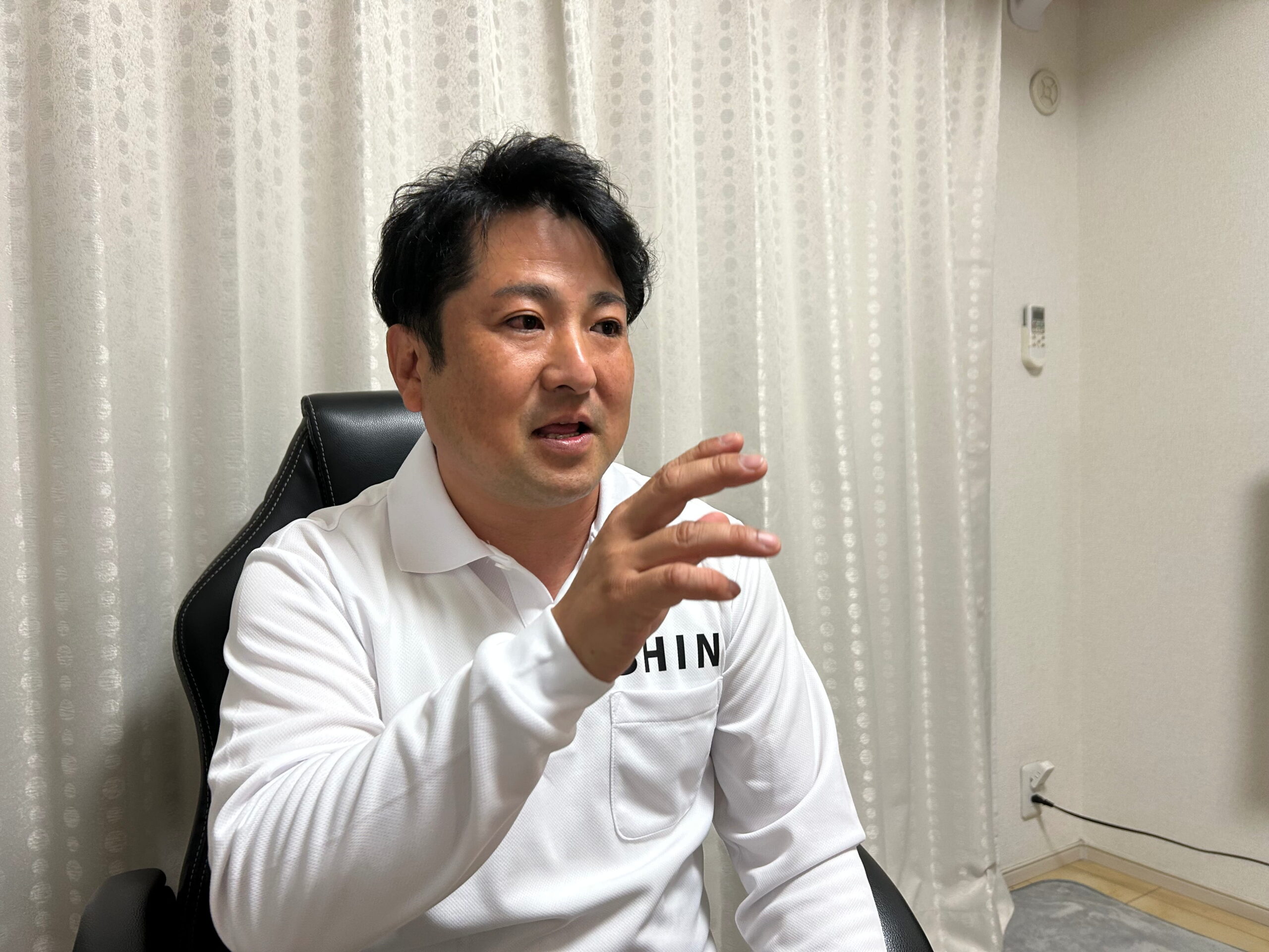 現地調査と工事の必要性について答える豊喜信介代表