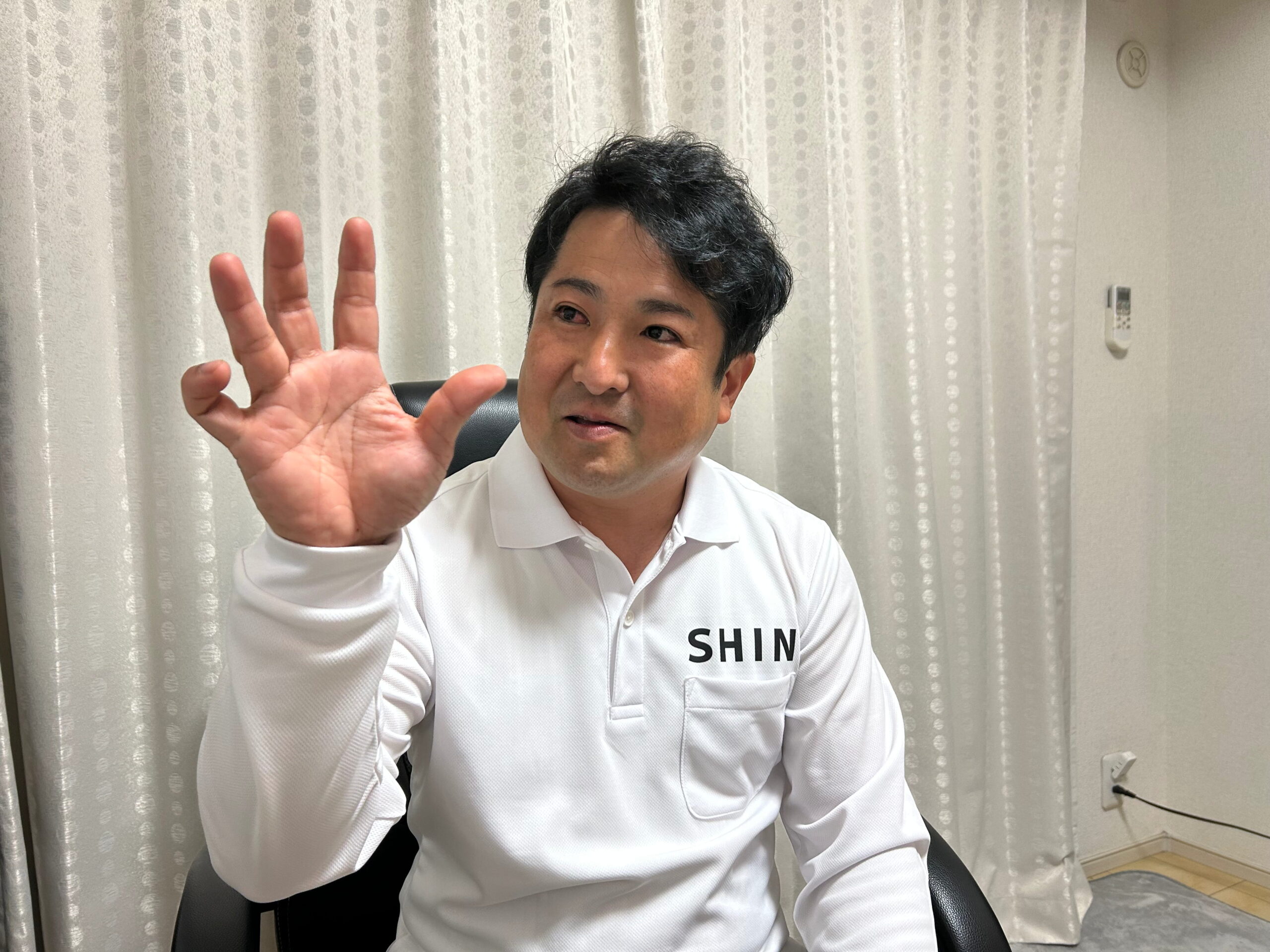 自社施工について説明する合同会社SHINの豊喜信介代表