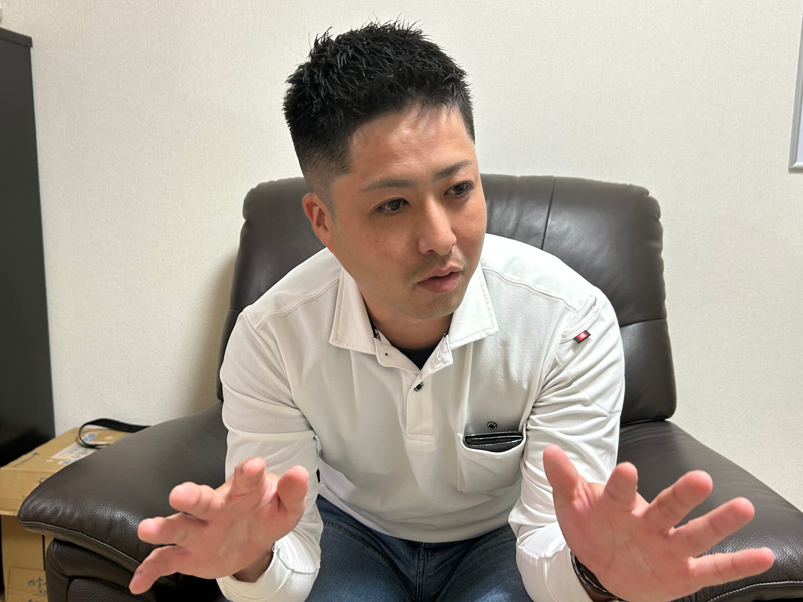 現地調査について答える駆除対策屋アシストの豊喜代表