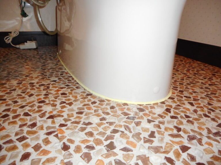 千葉県のマンションで施工したトイレの便器と床の隙間