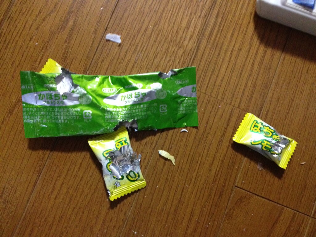 ネズミにかじられた食品の包装を確認した兵庫県の被害事例写真
