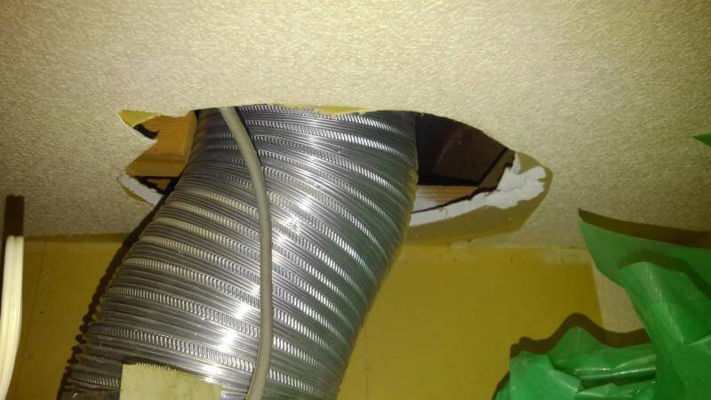 京都市伏見区の住宅で確認された換気扇排気ダクトまわりの大きな隙間
