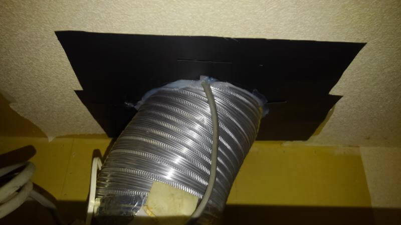 換気扇排気ダクトの形状に合わせて金属板で隙間を封鎖したネズミ対策写真