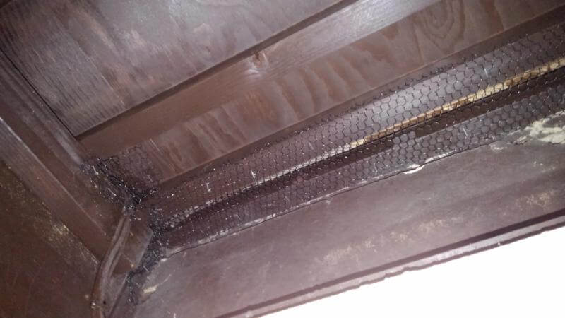 京都市内の長屋の天井部分を金網で封鎖したネズミ侵入対策写真