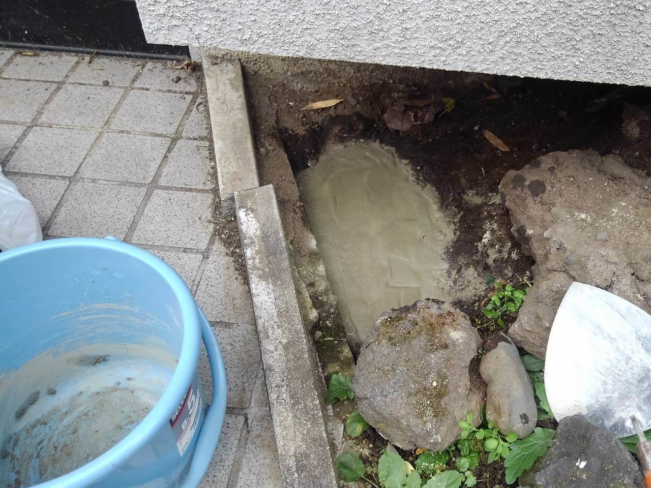 さいたま市で建物外周の地面付近にある隙間を封鎖した施工事例