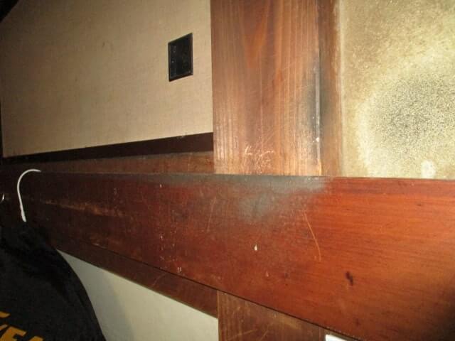 三郷市の建物内でネズミの通り道となり得る木部周辺を確認した施工事例