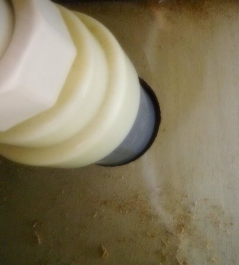 配管が床を通る部分に残っている隙間