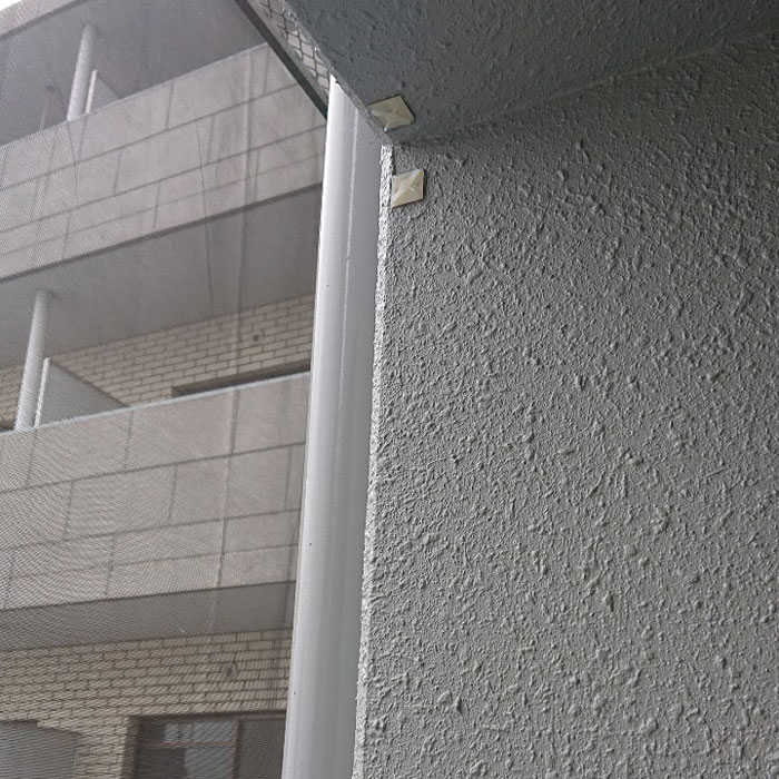 駆除対策屋アシストの施工写真：壁面に設けた防鳥ネットの固定部分